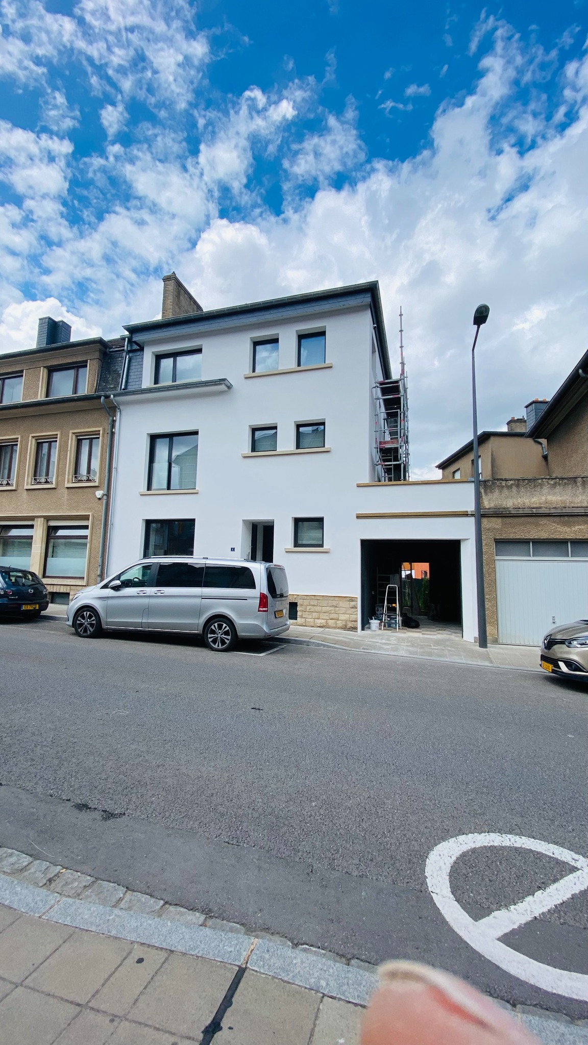 Fertiggestellte weiße Fassade mit STEICO-Dämmung